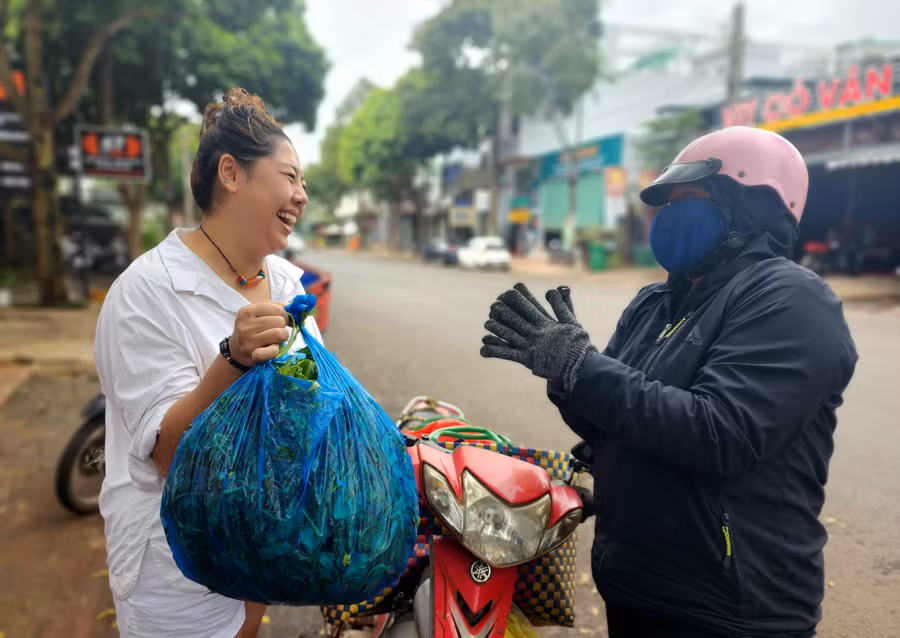 Một người dân đến ủng hộ rau cho bếp cơm. (Ảnh: Thành Tâm)