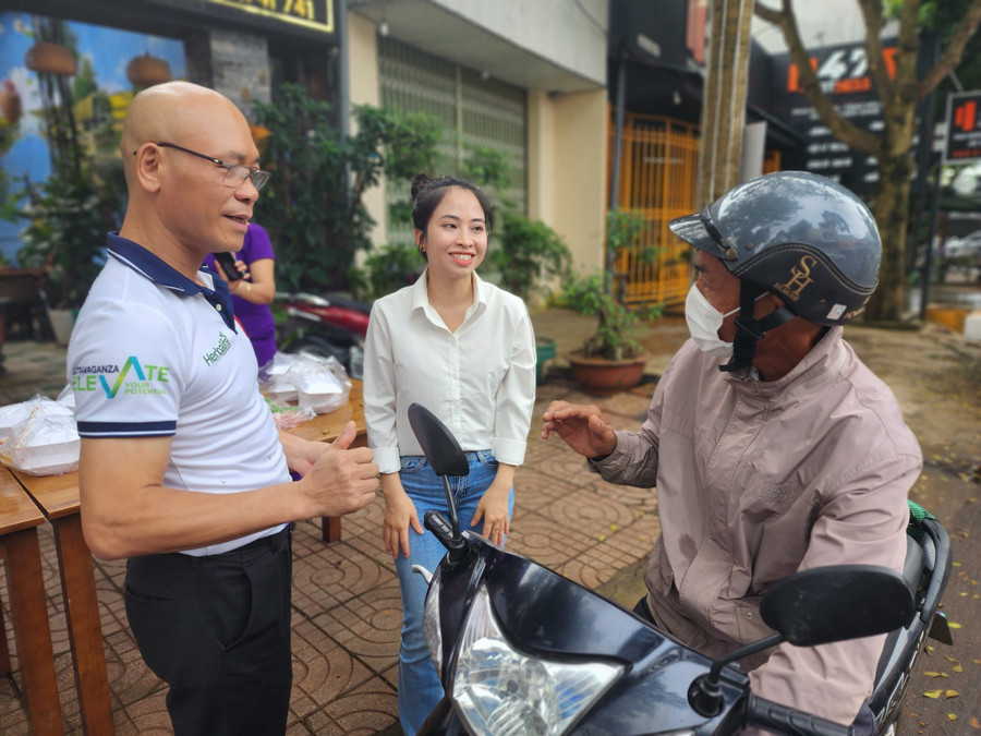 Anh Trung Kiên, chị Mai Huyền hỏi han người dân về số lượng cơm cần nhận trong buổi trưa. (Ảnh: Thành Tâm) Anh Trung Kiên, chị Mai Huyền hỏi han người dân về số lượng cơm cần nhận trong buổi trưa. (Ảnh: Thành Tâm)