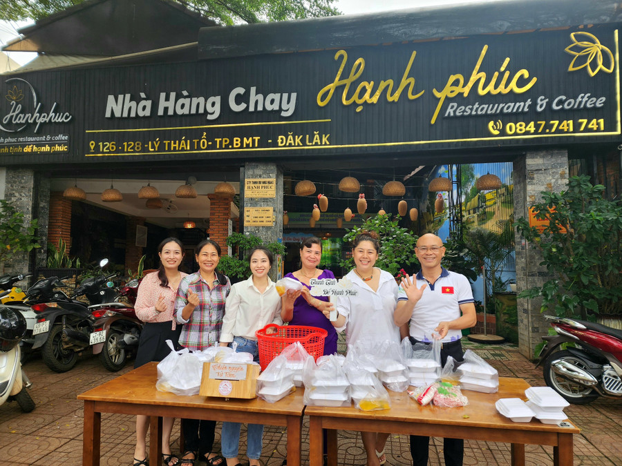 Cơm chay miễn phí thứ Tư hàng tuần tại TP Buôn Ma Thuột. (Ảnh: Thành Tâm)