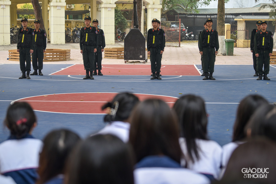 Tại tiết học đặc biệt này, học sinh còn được chứng kiến bài tập, và một số tình huống diễn tập chiến đấu của lực lượng CSCĐ. Tại tiết học đặc biệt này, học sinh còn được chứng kiến bài tập, và một số tình huống diễn tập chiến đấu của lực lượng CSCĐ.