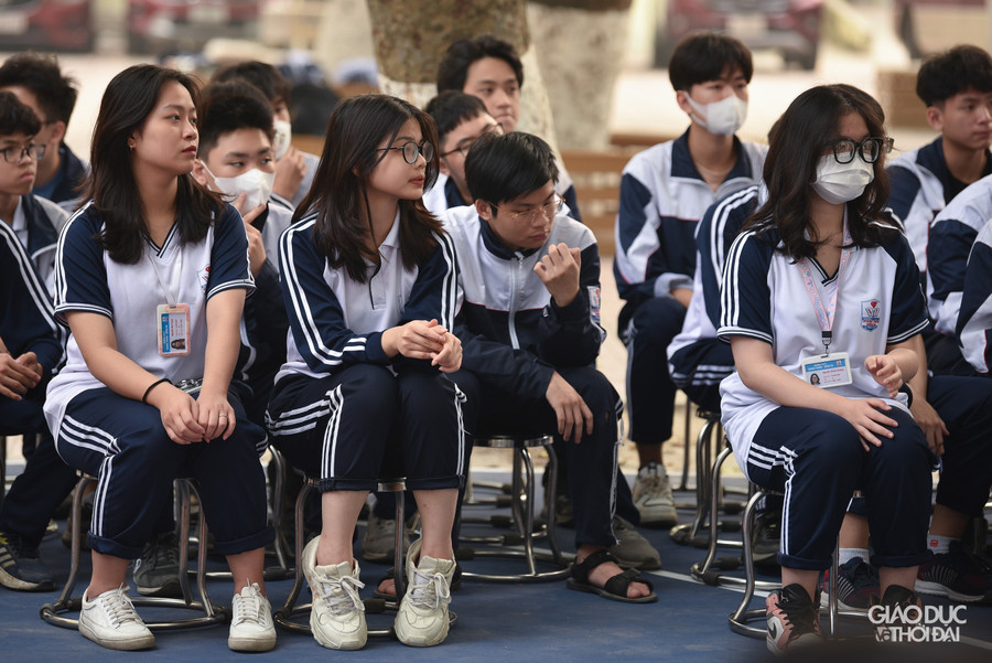 Những câu hỏi tình huống tại tiết học giúp học sinh nhận thức đúng về quy định của pháp luật, cũng như nguyên nhân khiến trẻ em sa vào tệ nạn xã hội... Những câu hỏi tình huống tại tiết học giúp học sinh nhận thức đúng về quy định của pháp luật, cũng như nguyên nhân khiến trẻ em sa vào tệ nạn xã hội...