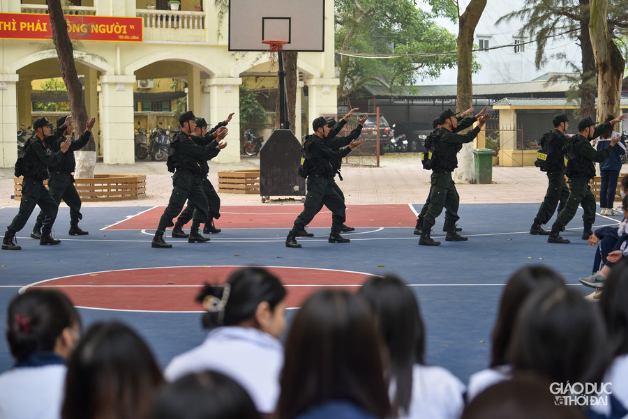 Tại tiết học đặc biệt này, học sinh còn được chứng kiến bài tập, và một số tình huống diễn tập chiến đấu của lực lượng CSCĐ. Tại tiết học đặc biệt này, học sinh còn được chứng kiến bài tập, và một số tình huống diễn tập chiến đấu của lực lượng CSCĐ.