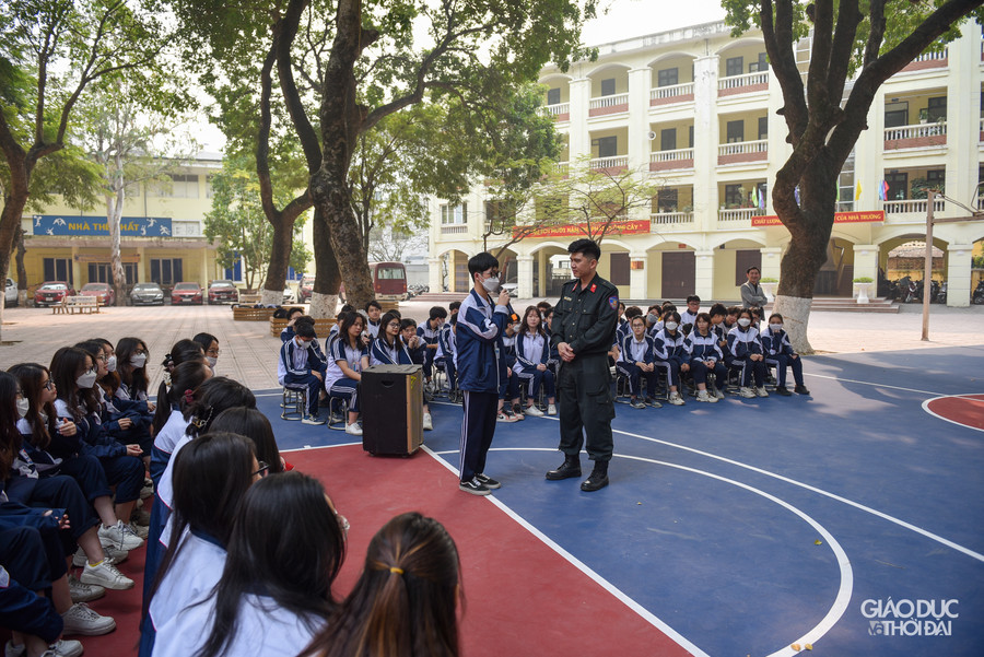 Những câu hỏi tình huống tại tiết học giúp học sinh nhận thức đúng về quy định của pháp luật, cũng như nguyên nhân khiến trẻ em sa vào tệ nạn xã hội... Những câu hỏi tình huống tại tiết học giúp học sinh nhận thức đúng về quy định của pháp luật, cũng như nguyên nhân khiến trẻ em sa vào tệ nạn xã hội...