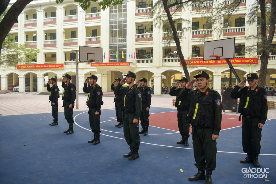 Tại tiết học đặc biệt này, học sinh còn được chứng kiến bài tập, và một số tình huống diễn tập chiến đấu của lực lượng CSCĐ. Tại tiết học đặc biệt này, học sinh còn được chứng kiến bài tập, và một số tình huống diễn tập chiến đấu của lực lượng CSCĐ.