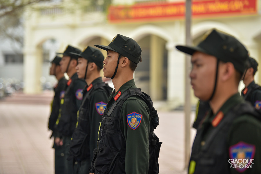 Tại tiết học đặc biệt này, học sinh còn được chứng kiến bài tập, và một số tình huống diễn tập chiến đấu của lực lượng CSCĐ. Tại tiết học đặc biệt này, học sinh còn được chứng kiến bài tập, và một số tình huống diễn tập chiến đấu của lực lượng CSCĐ.