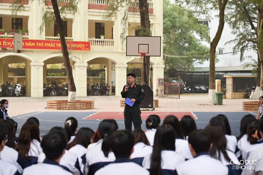 Tiết học đặc biệt diễn ra tại khuôn viên của nhà trường, nhằm giúp học sinh dễ tiếp cận, cởi mở hơn. Tiết học đặc biệt diễn ra tại khuôn viên của nhà trường, nhằm giúp học sinh dễ tiếp cận, cởi mở hơn.