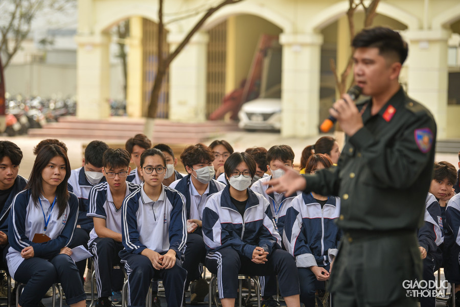 Những câu hỏi tình huống tại tiết học giúp học sinh nhận thức đúng về quy định của pháp luật, cũng như nguyên nhân khiến trẻ em sa vào tệ nạn xã hội... Những câu hỏi tình huống tại tiết học giúp học sinh nhận thức đúng về quy định của pháp luật, cũng như nguyên nhân khiến trẻ em sa vào tệ nạn xã hội...