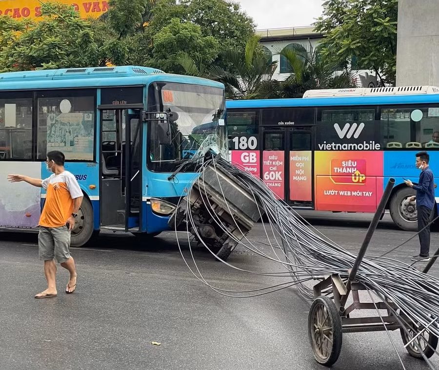 Xe buýt bị bó sắt trên xe ba bánh đâm thủng đầu ảnh 2
