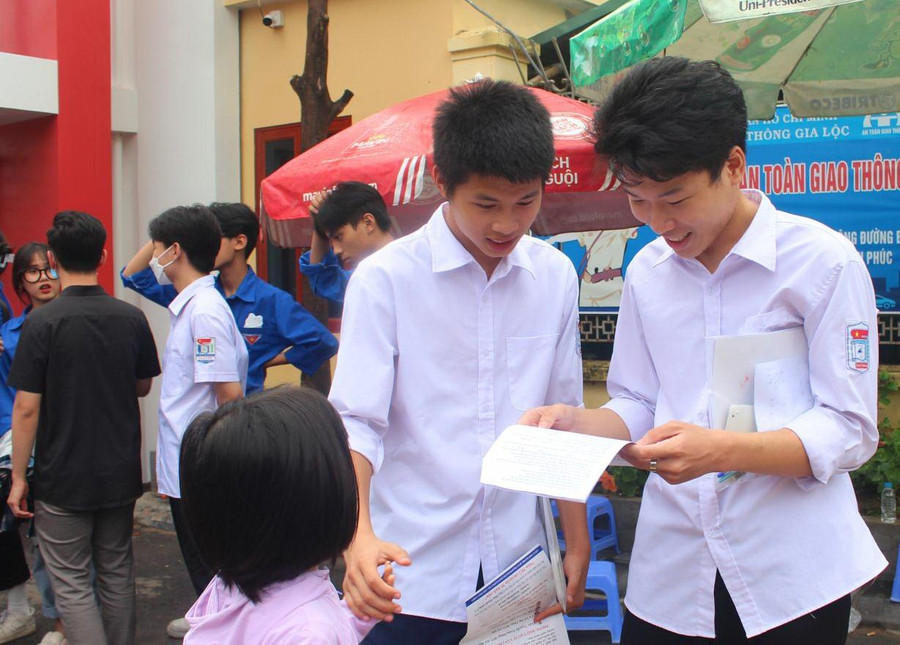 Thí sinh trao đổi bài tại Điểm thi Trường THPT Gia Lộc (Hải Dương) - Kỳ thi tốt nghiệp THPT năm 2022 Thí sinh trao đổi bài tại Điểm thi Trường THPT Gia Lộc (Hải Dương) - Kỳ thi tốt nghiệp THPT năm 2022