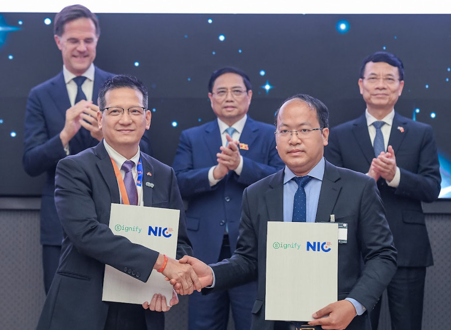 Giám đốc NIC Vũ Quốc Huy và Tổng Giám đốc Signify Việt Nam Phùng Hoài Dương ký kết hợp tác. Giám đốc NIC Vũ Quốc Huy và Tổng Giám đốc Signify Việt Nam Phùng Hoài Dương ký kết hợp tác.