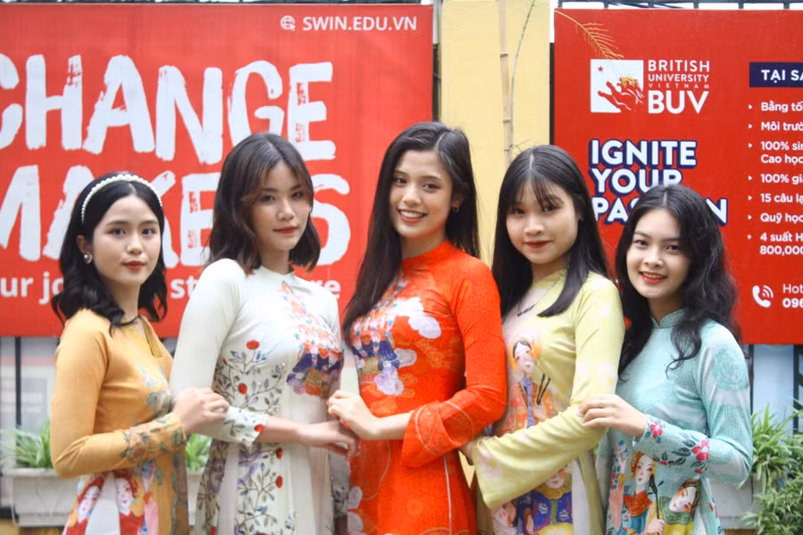 Phương Nguyên cùng các bạn đồng khóa.