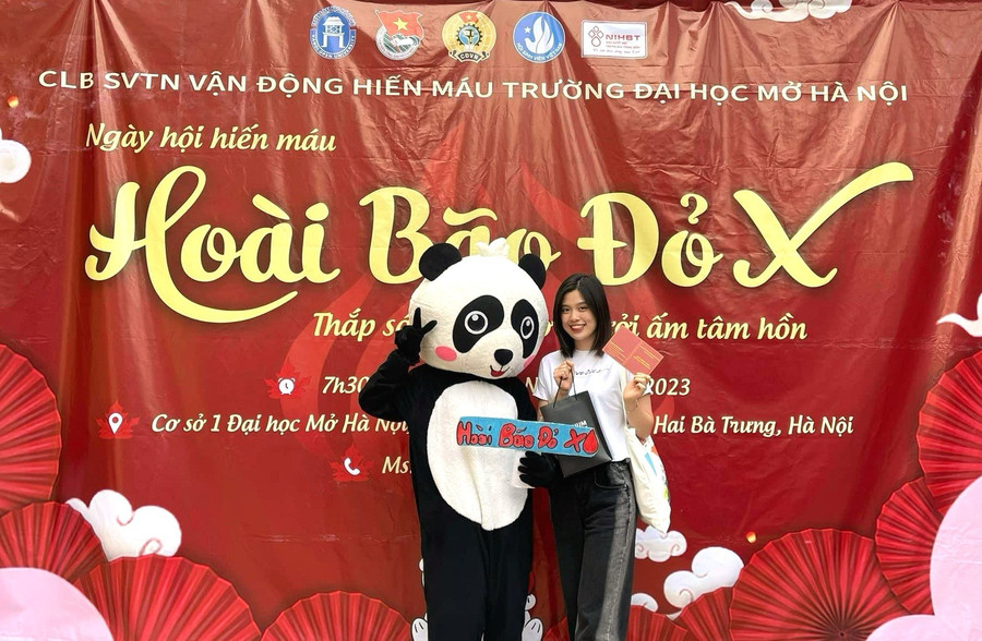 Phương Nguyên thường xuyên tham gia Hiến máu nhân đạo. Phương Nguyên thường xuyên tham gia Hiến máu nhân đạo.