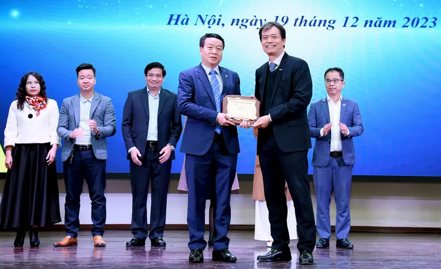 GS.TS Phạm Hồng Chương – Hiệu trưởng Trường ĐH Kinh tế quốc dân trao kỷ niệm chương cho các doanh nghiệp.
