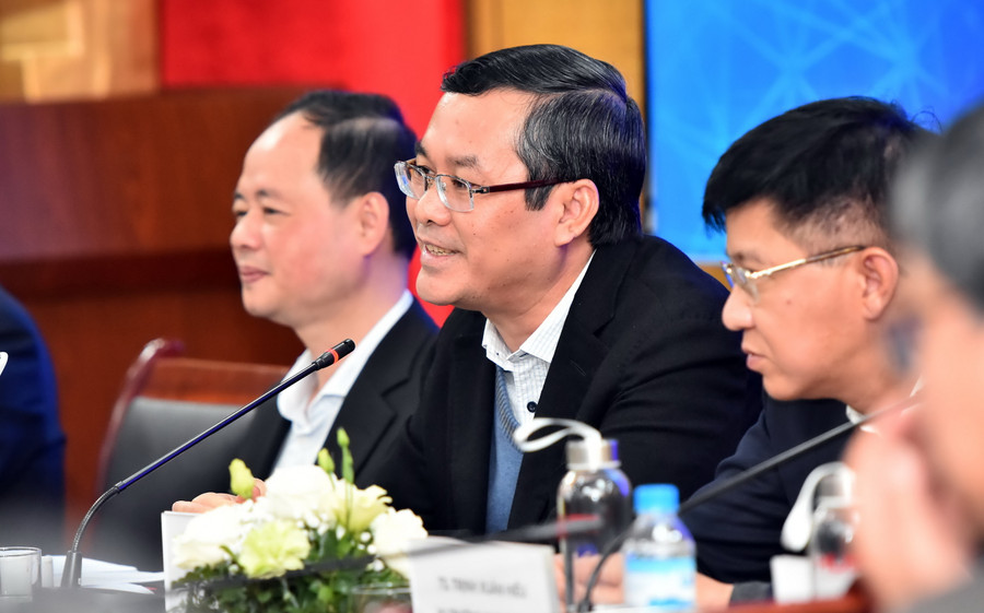 Thứ trưởng Bộ GD&amp;ĐT Nguyễn Văn Phúc (ở giữa) trao đổi tại hội thảo.