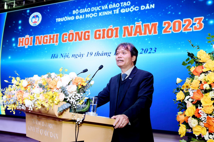 GS.TS Phạm Hồng Chương – Hiệu trưởng Trường ĐH Kinh tế quốc dân phát biểu tại hội nghị. GS.TS Phạm Hồng Chương – Hiệu trưởng Trường ĐH Kinh tế quốc dân phát biểu tại hội nghị.