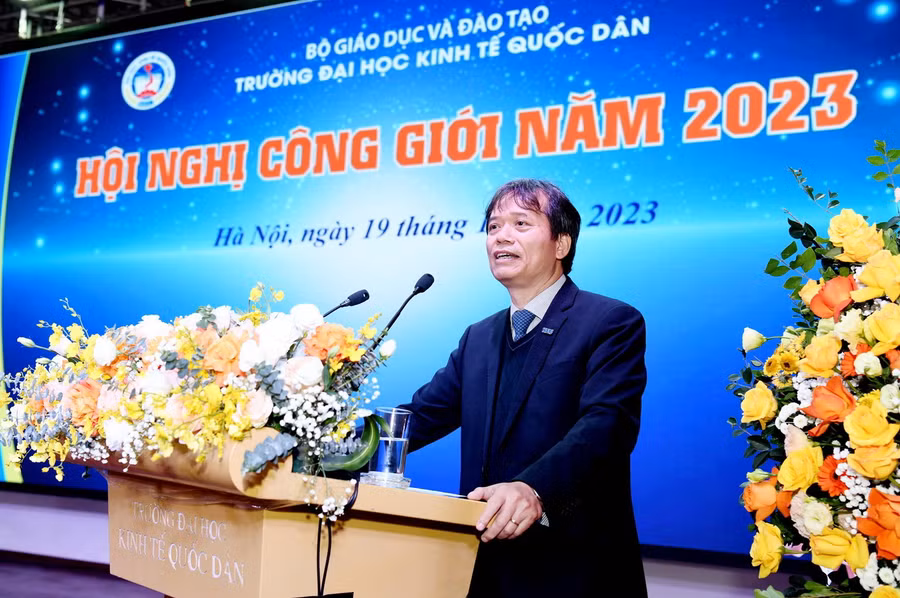 GS.TS Phạm Hồng Chương – Hiệu trưởng Trường ĐH Kinh tế quốc dân phát biểu tại hội nghị.