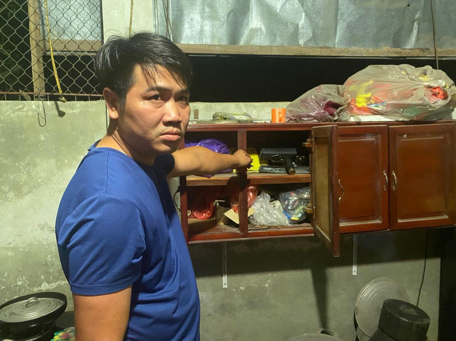 Cơ quan công an khám xét nơi ở của đối tượng Minh. Cơ quan công an khám xét nơi ở của đối tượng Minh.