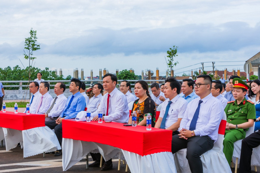 Các đại biểu dự lễ khánh thành công trình. (Ảnh: TT) Các đại biểu dự lễ khánh thành công trình. (Ảnh: TT)