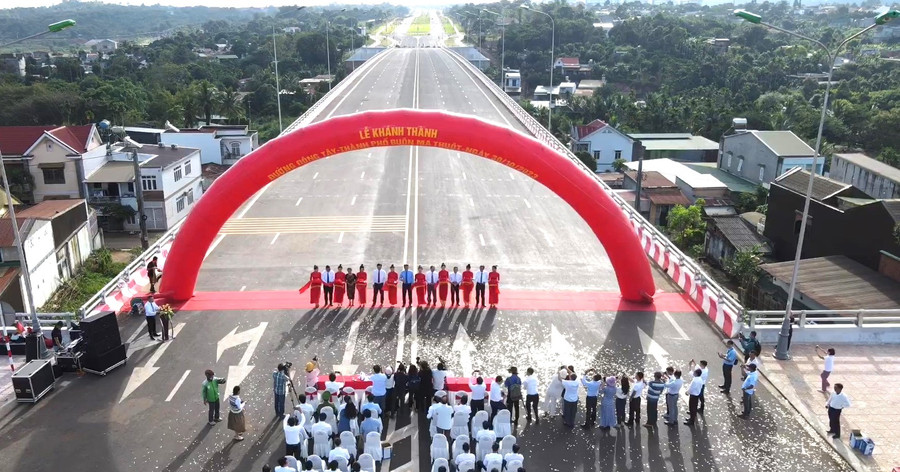 Lễ cắt băng khánh thành đại lộ Đông - Tây TP Buôn Ma Thuột. (Ảnh: TT) Lễ cắt băng khánh thành đại lộ Đông - Tây TP Buôn Ma Thuột. (Ảnh: TT)