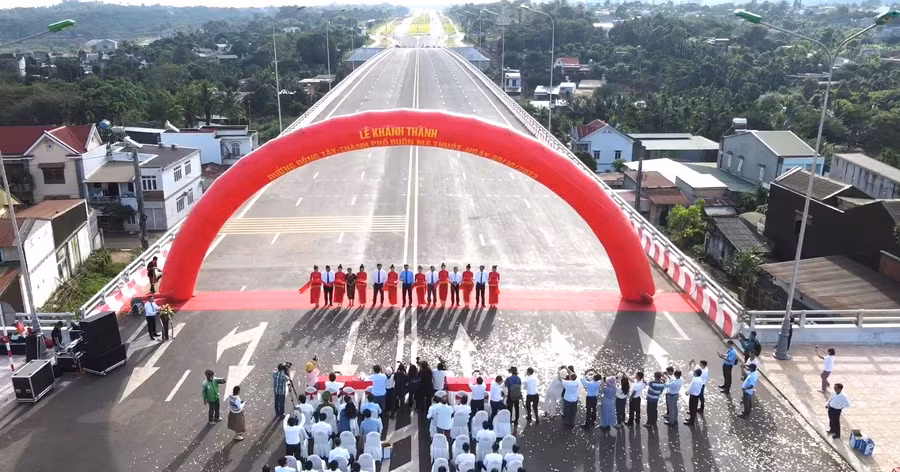 Lễ cắt băng khánh thành đại lộ Đông - Tây TP Buôn Ma Thuột. (Ảnh: TT)
