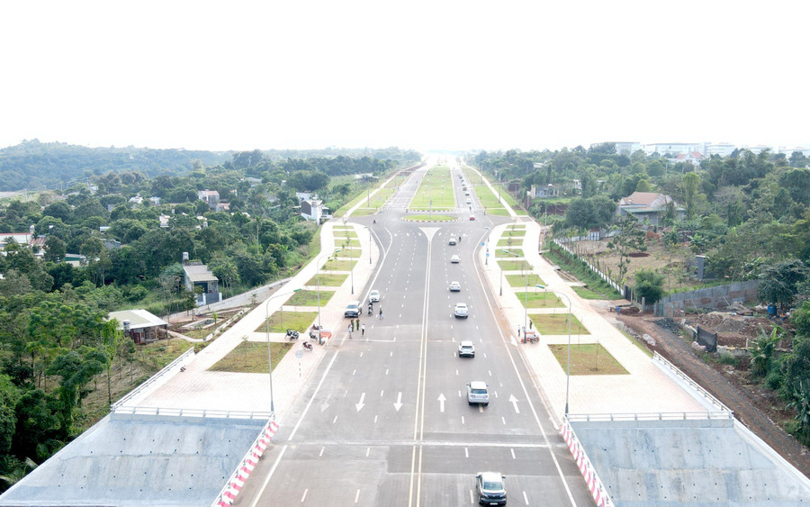 Đại lộ Đông - Tây góp phần kết nối giao thông, tạo đà phát triển cho thủ phủ cà phê Buôn Ma Thuột. (Ảnh: TT) Đại lộ Đông - Tây góp phần kết nối giao thông, tạo đà phát triển cho thủ phủ cà phê Buôn Ma Thuột. (Ảnh: TT)