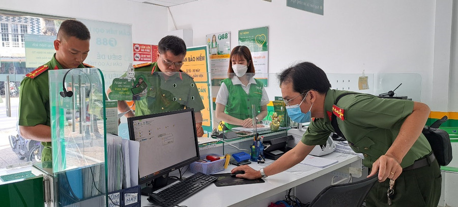 Cơ quan chức năng tiến hành kiểm tra các hồ sơ lưu trữ tại địa điểm kinh doanh của Công ty F88.