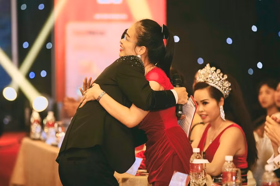 Không chỉ là những người cộng sự, giữa họ (MC Anh Quân - Nhà báo Minh Thúy) là một mối thâm tình, hiểu nhau từng tình huống cũng như ý tưởng, tâm huyết trong mỗi chương trình.