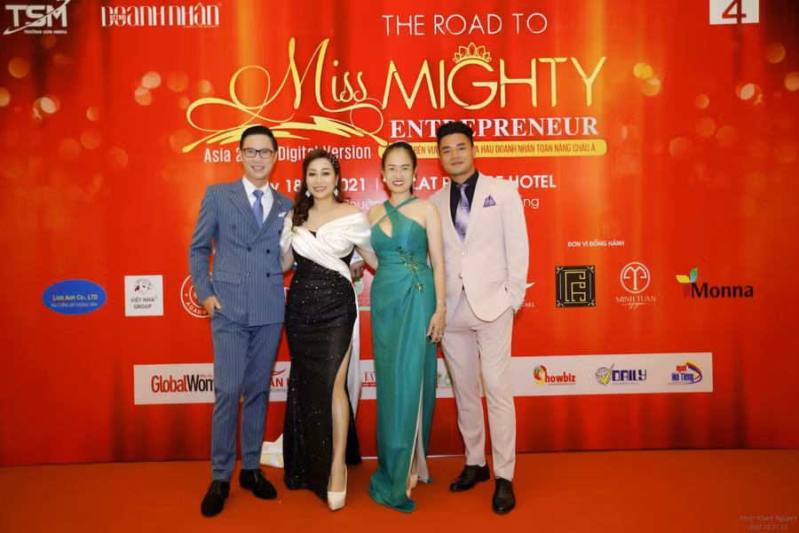 MC Anh Quân lịch lãm trong bộ veston của Nhà thiết kế - Nam vương doanh nhân Bảo Toàn, cùng với Bông hồng Tài năng Lê Mai Linh, nhà báo Minh Thúy, Quý ông Hoàn hảo 2019 Thái Hoàng rạng rỡ với kết quả của cuộc thi mùa 3.