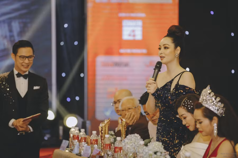 Chàng MC thông minh, lịch thiệp luôn có những màn phỏng vấn thú vị, làm sống động chương trình ở những khoảng lặng.