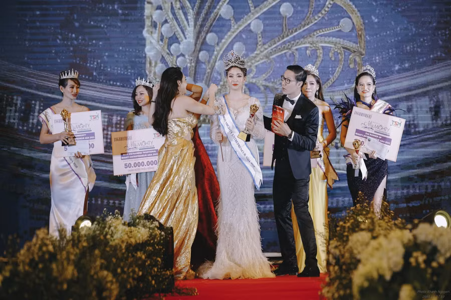 Những pha pha trò, khuấy động và giải vây trên sân khấu chính là biệt tài khéo léo của chàng MC điển trai này.