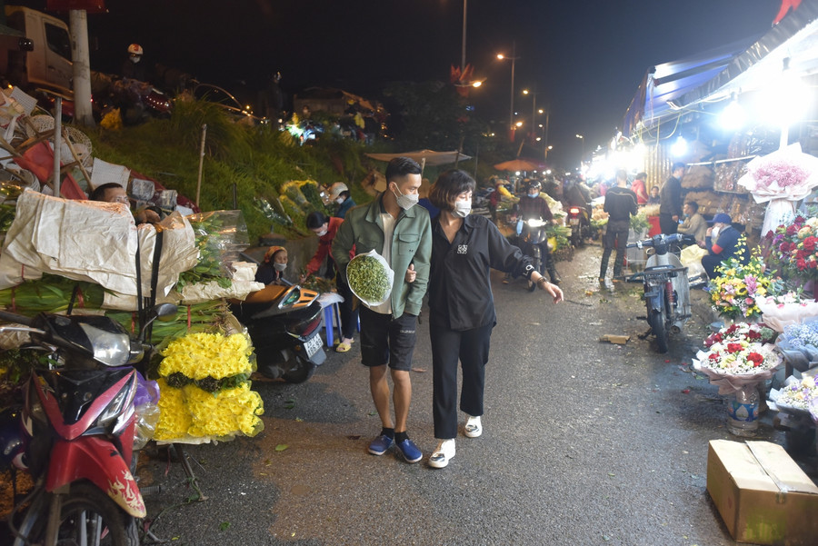Trong đêm nhiều người đã ra chợ hoa để mua hoa về trang trí cho gia đình và tặng những người phụ nữ trong gia đình nhân ngày 20/10.