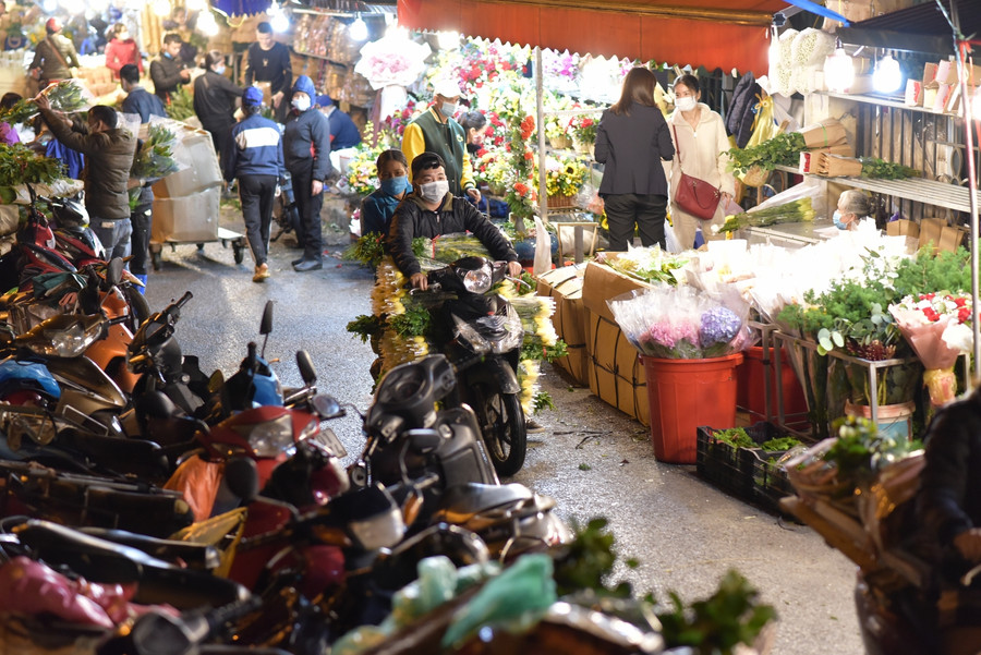 Hà Nội: Chợ hoa, hàng hoa tấp nập trong ngày 20/10 ảnh 4