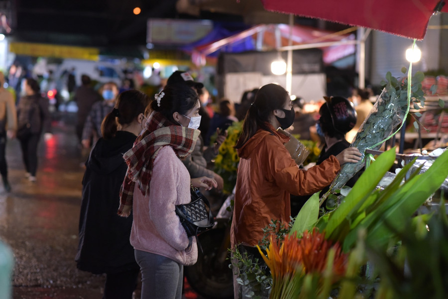 Năm nay 20/10 trùng với ngày rằm nên lượng khác đến với chợ hoa cũng đông hơn.