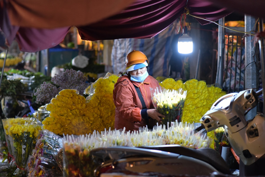 Hà Nội: Chợ hoa, hàng hoa tấp nập trong ngày 20/10 ảnh 8