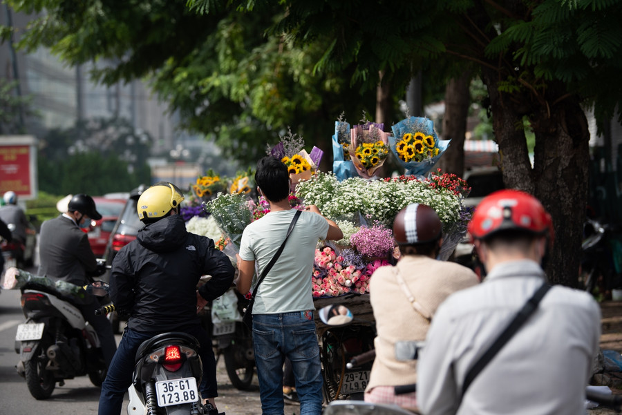 Hà Nội: Chợ hoa, hàng hoa tấp nập trong ngày 20/10 ảnh 12