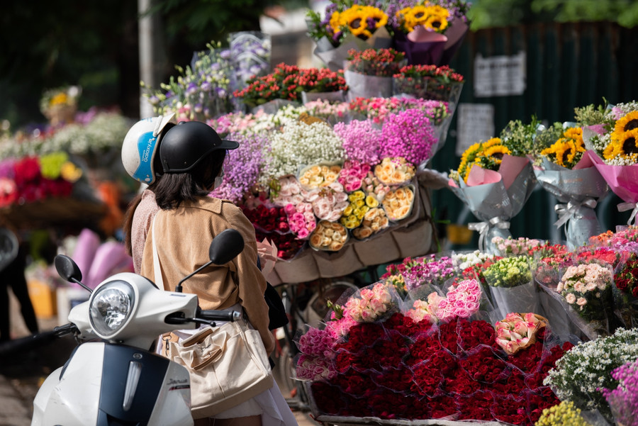 Nhiều người đã tranh thủ buổi sáng để chọn hoa tặng người thân trong gia đình nhân ngày 20/10.