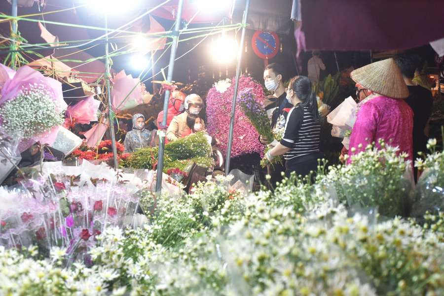 Đa dạng các loại hoa được thương lái nhập về trước ngày 20/10.