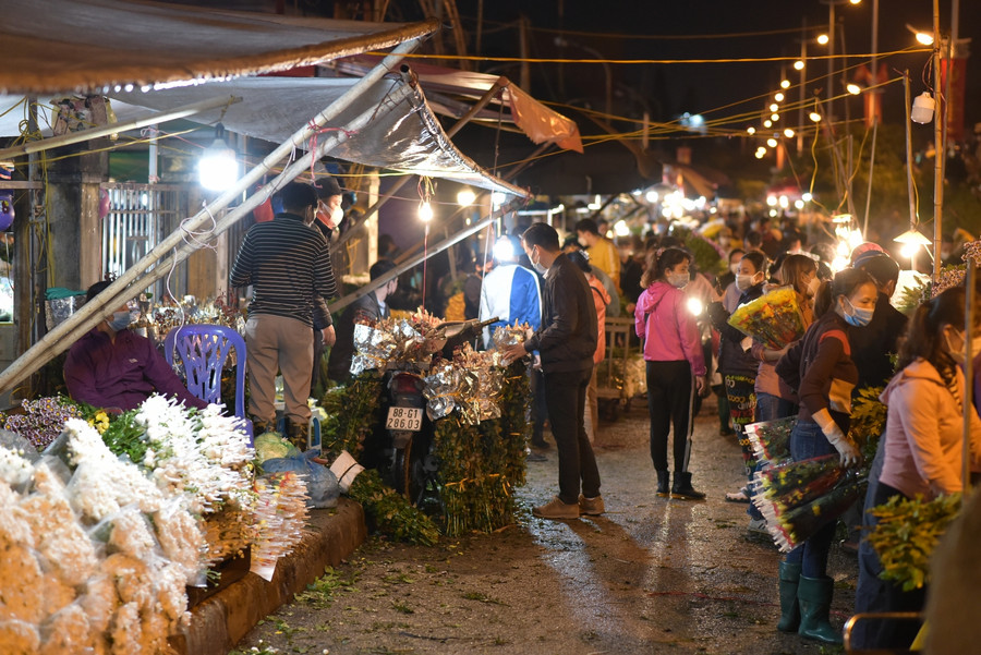 Hà Nội: Chợ hoa, hàng hoa tấp nập trong ngày 20/10 ảnh 6