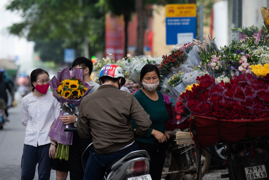 Những xe hoa trên nhiều tuyến phố tại Hà Nội cũng tấp nập người mua bán.