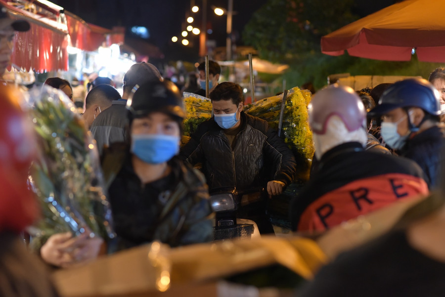 Nhu cầu tiêu dùng tăng cao, người bán phải thức trắng đêm để nhập, phân loại, bán hàng.