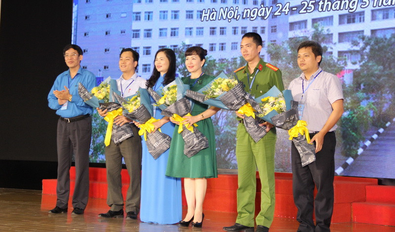 Chủ tịch Công đoàn Giáo dục Việt Nam tặng hoa cho Ban giám khảo Chủ tịch Công đoàn Giáo dục Việt Nam tặng hoa cho Ban giám khảo