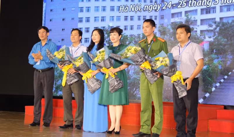 Chủ tịch Công đoàn Giáo dục Việt Nam tặng hoa cho Ban giám khảo