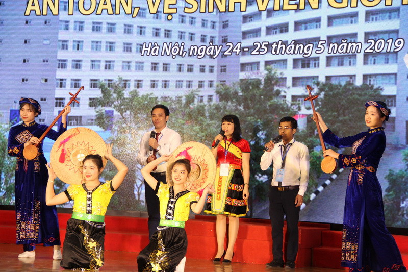 Màn chào hỏi được nhiều đội thi dàn dựng công phu cả nội dung và hình thức Màn chào hỏi được nhiều đội thi dàn dựng công phu cả nội dung và hình thức