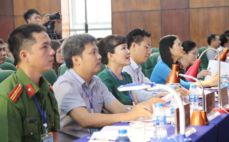 Các thành viên Ban giám khảo, trong đó có nghệ sỹ Nhân dân Minh Hòa (Thứ 3 từ trái sang phải) Các thành viên Ban giám khảo, trong đó có nghệ sỹ Nhân dân Minh Hòa (Thứ 3 từ trái sang phải)