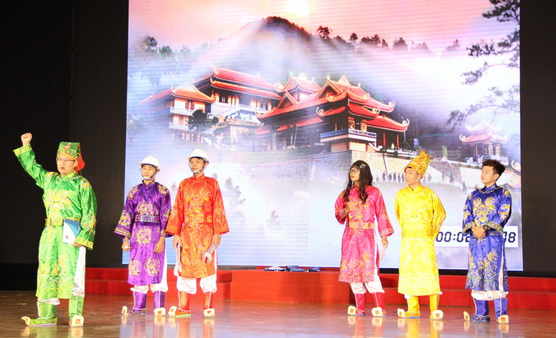 Hoạt cảnh màn chào hỏi của Trường đại học Xây dựng với hoạt cảnh theo fomat của Chương trình Táo quân Hoạt cảnh màn chào hỏi của Trường đại học Xây dựng với hoạt cảnh theo fomat của Chương trình Táo quân