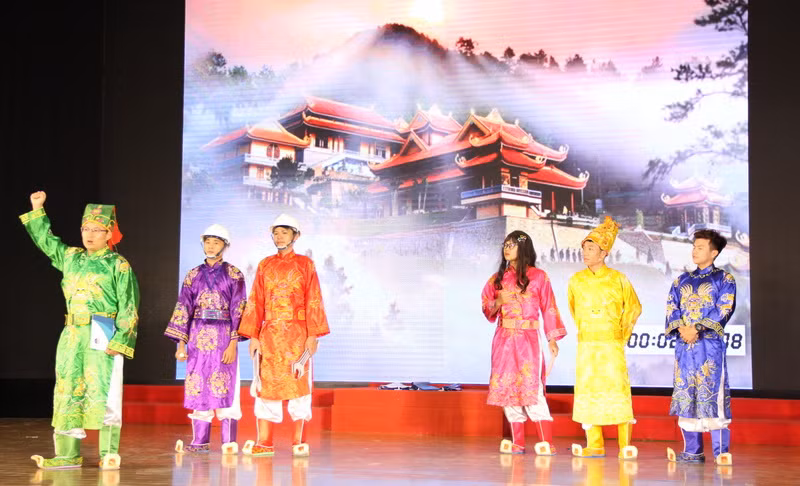 Hoạt cảnh màn chào hỏi của Trường đại học Xây dựng với hoạt cảnh theo fomat của Chương trình Táo quân