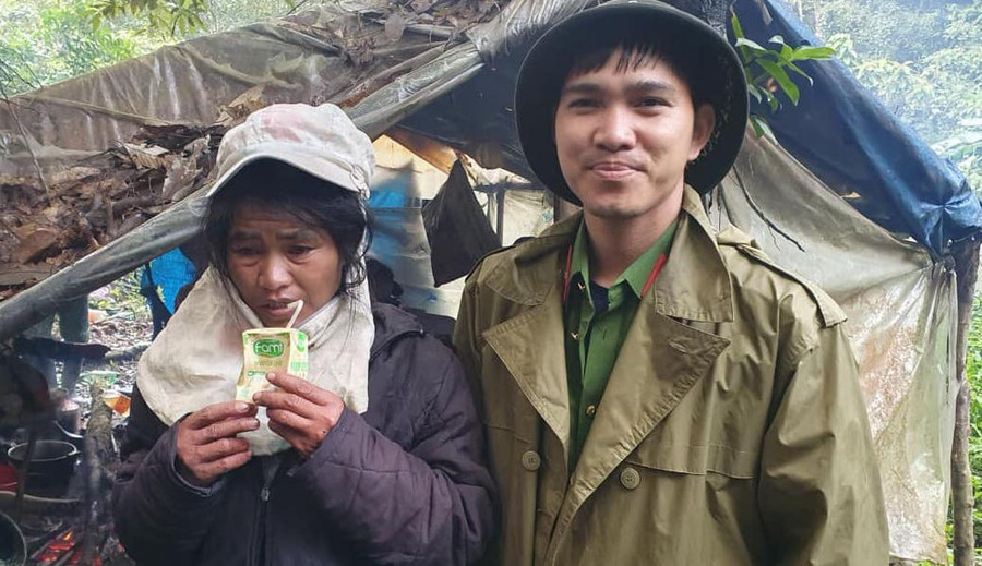 Chị Kinh được tìm thấy sau khi đi lạc hàng chục km trong rừng. Chị Kinh được tìm thấy sau khi đi lạc hàng chục km trong rừng.