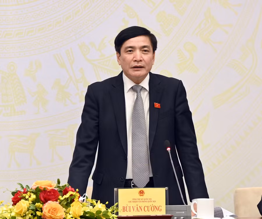 Tổng thư ký Quốc hội Bùi Văn Cường trao đổi thông tin tại buổi họp báo