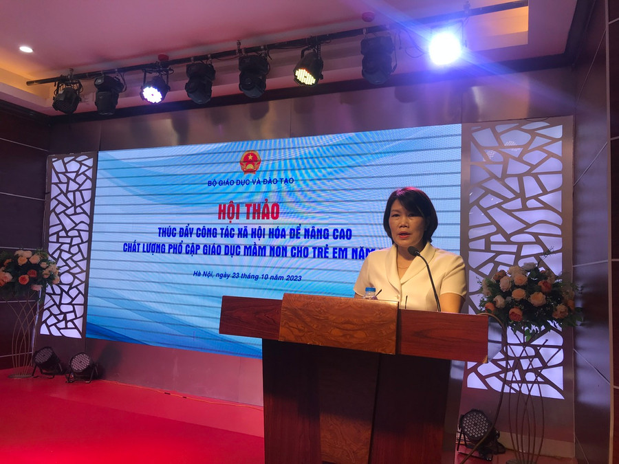 Bà Hoàng Thị Dinh - Phó Vụ trưởng Vụ Giáo dục mầm non phát biểu tại Hội thảo. Bà Hoàng Thị Dinh - Phó Vụ trưởng Vụ Giáo dục mầm non phát biểu tại Hội thảo.