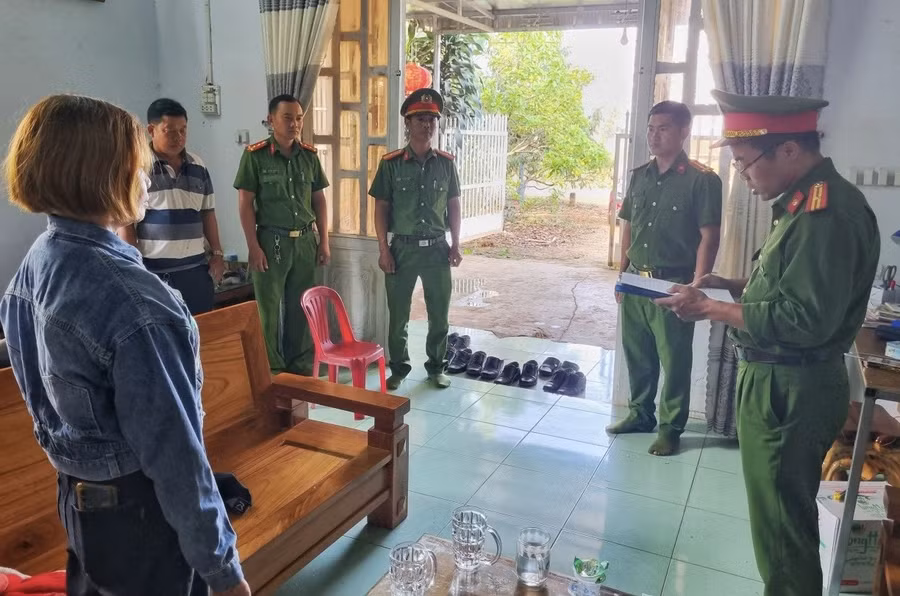 Cơ quan Công an tống đạt các quyết định khởi tố vụ án. (Ảnh: MQ)